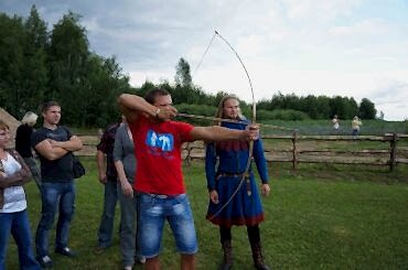 мужчина стреляет из лука