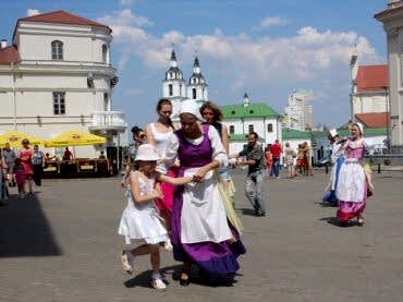 обучение средневековым танцам на празднике