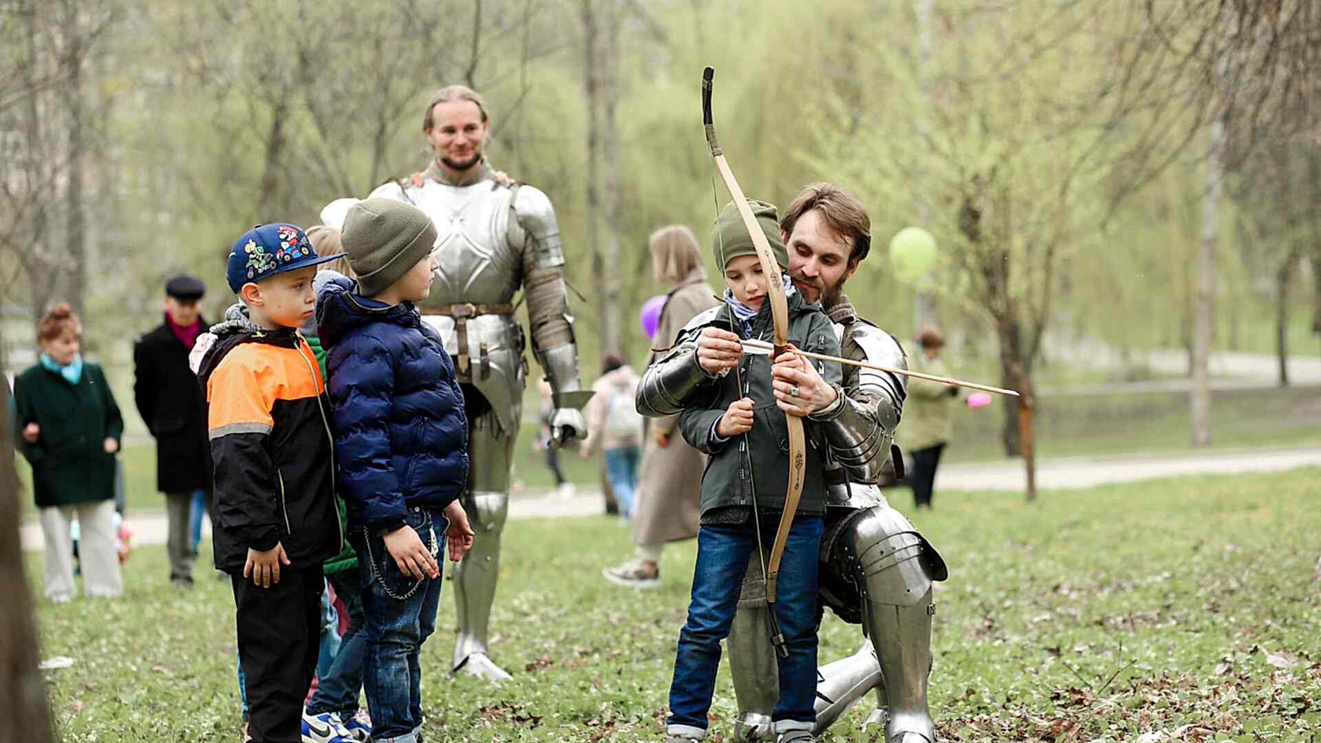 рыцари учат детей стрелять из лука