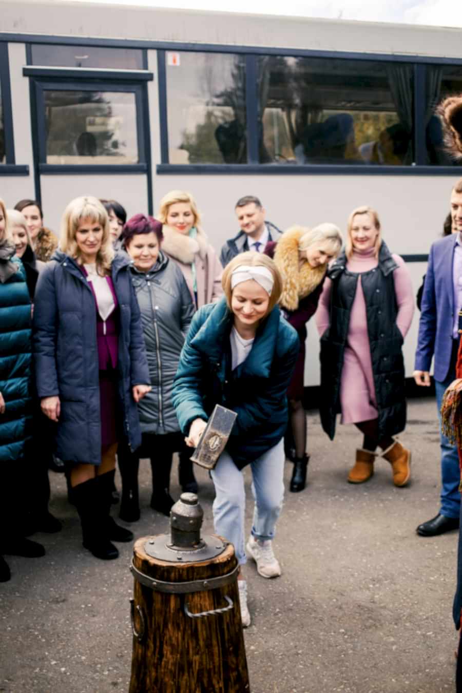 чеканка монет на 8 марта
