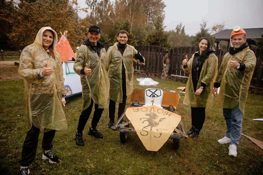 команда представляет свой болид